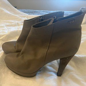 Very comfortable private label designer from Bogota, Colombia